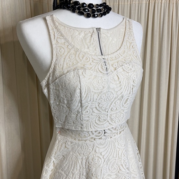 🎉HP🎉GORGEOUS DELICATE LACE DRESS- CREAM WHITE XS - Picture 3 of 10